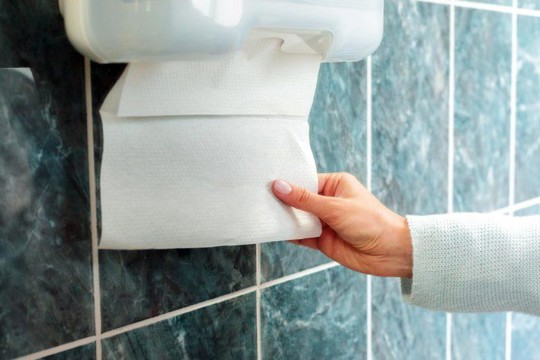 20200404 153108 Paper Towel Dispenser 777X518